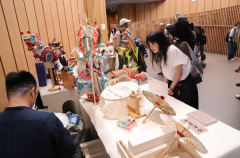 干取杭州汗青文化相关的文创展品 