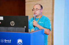 颁发了题为《若何建立极具合作力的大规模LLM推 